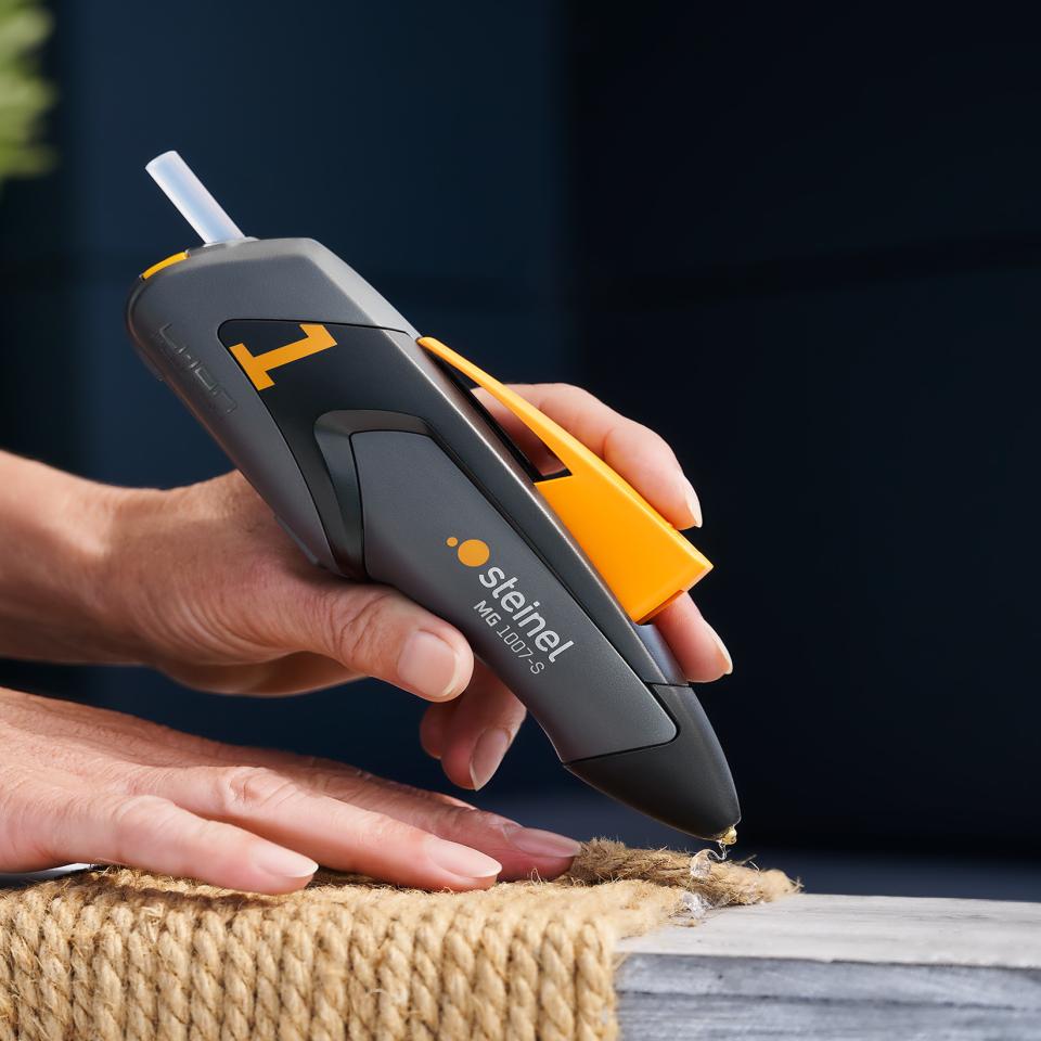 183606_Akku_Klebepistole_MG 1007-S_Outdoor-Befestigung.jpg