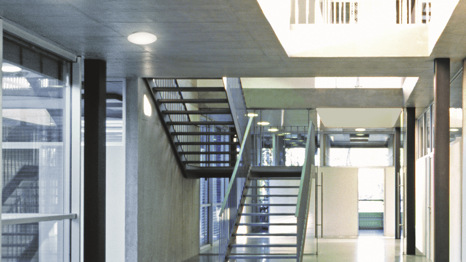 41382_Moodbild_RS-PRO-LED_P-Serie_P1_P2_P3_Treppenhaus.png