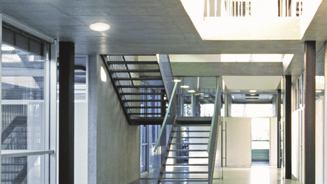 41382_Moodbild_RS-PRO-LED_P-Serie_P1_P2_P3_Treppenhaus.png